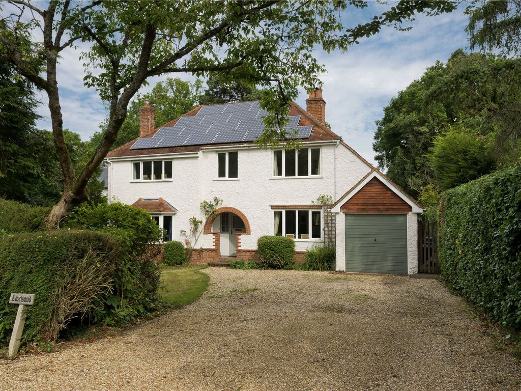 4 bed detached house to rent in Fullers Road, Rowledge, Farnham, Surrey GU10, £3,995 pcm