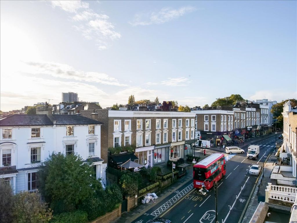 3 bed flat for sale in Haverstock Hill, London, Camden NW3, £895,000