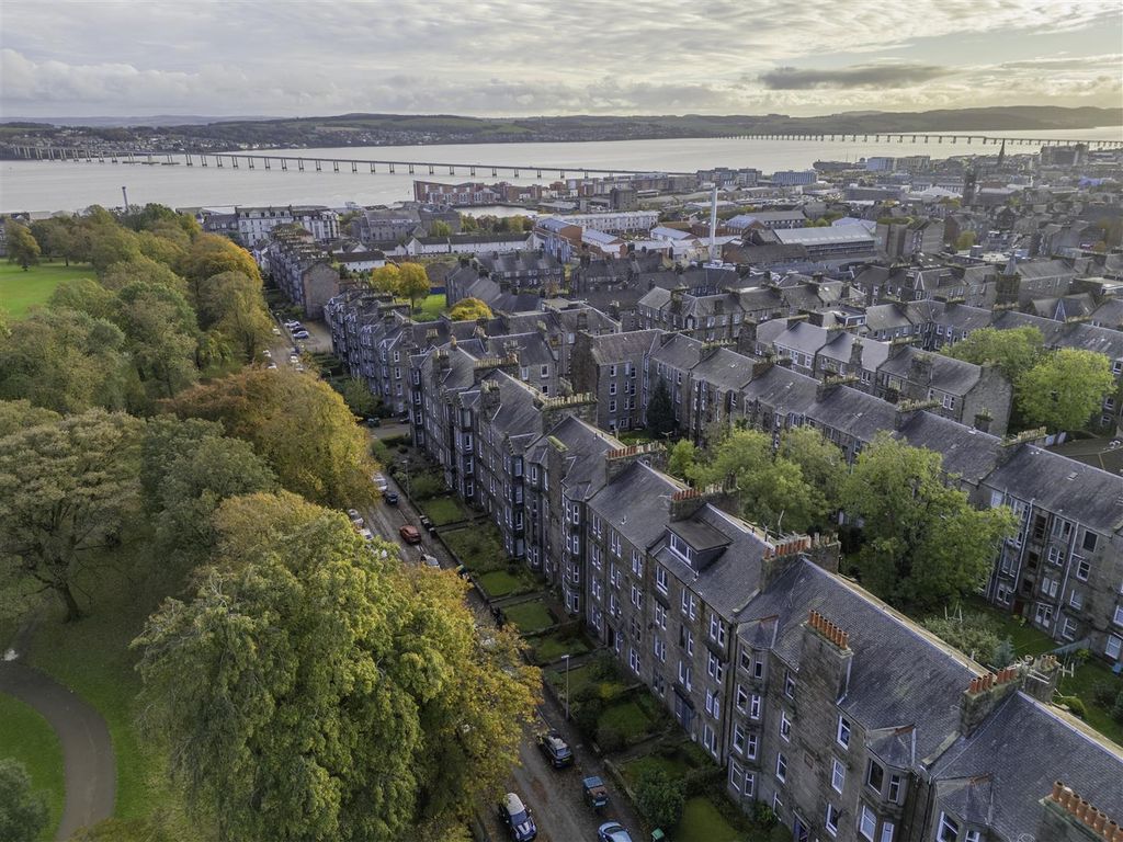 3 bed flat for sale in Baxter Park Terrace, Dundee DD4, £165,000
