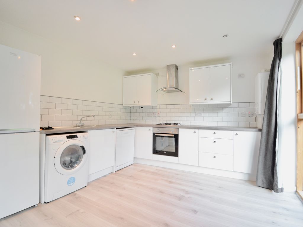 2 bed flat to rent in Huntley Crescent, Milton Keynes MK9, £1,370 pcm