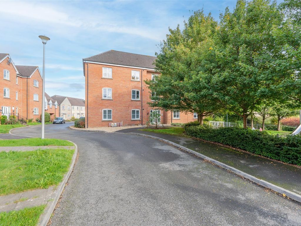 2 bed flat for sale in Fishers Mead, Long Ashton, Bristol BS41, £240,000