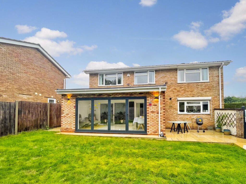 4 bed detached house to rent in Cedar Grove, Amersham HP7, £3,250 pcm