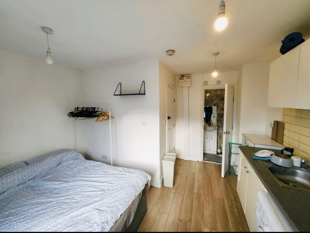 Studio to rent in Woodbury Road, London E17, £1,200 pcm