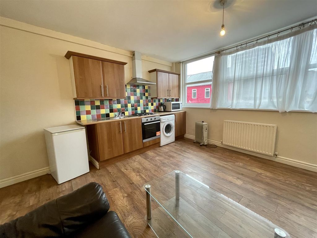 1 bed flat to rent in High Street, Gateshead NE8, £650 pcm
