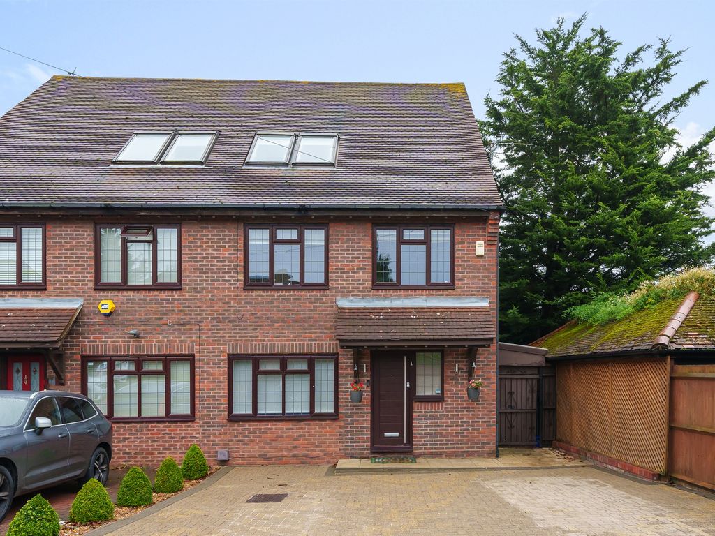 4 bed town house for sale in Monks Avenue, New Barnet, Barnet EN5, £900,000