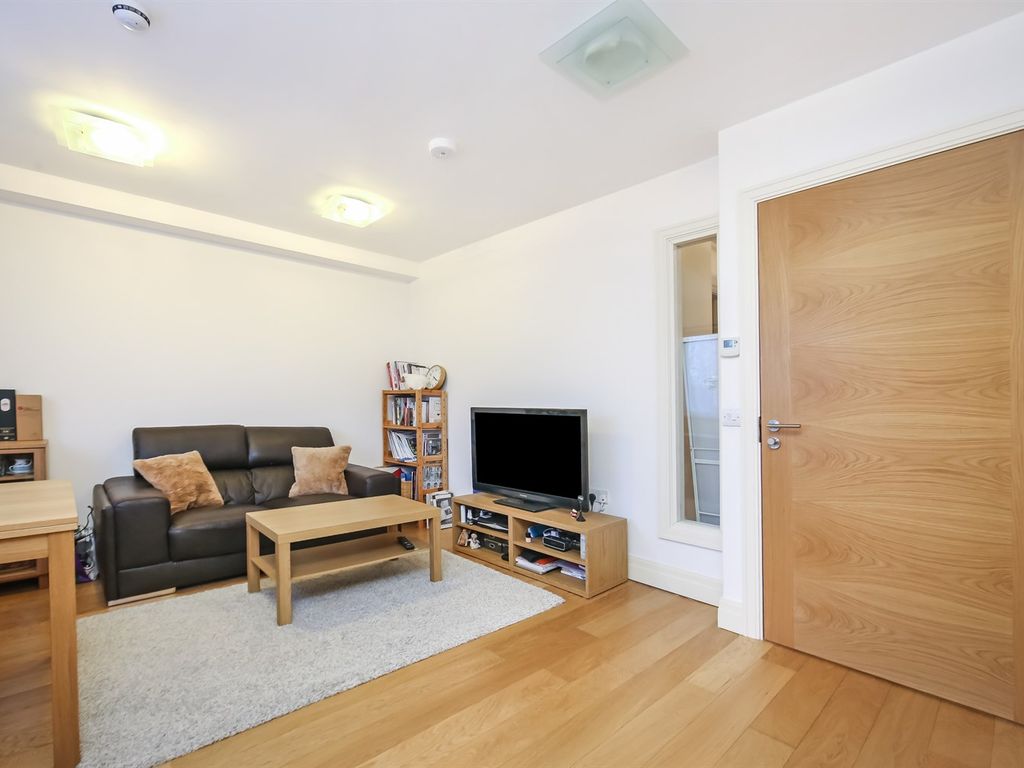 2 bed flat to rent in Gunnersbury Crescent, London W3, £2,250 pcm