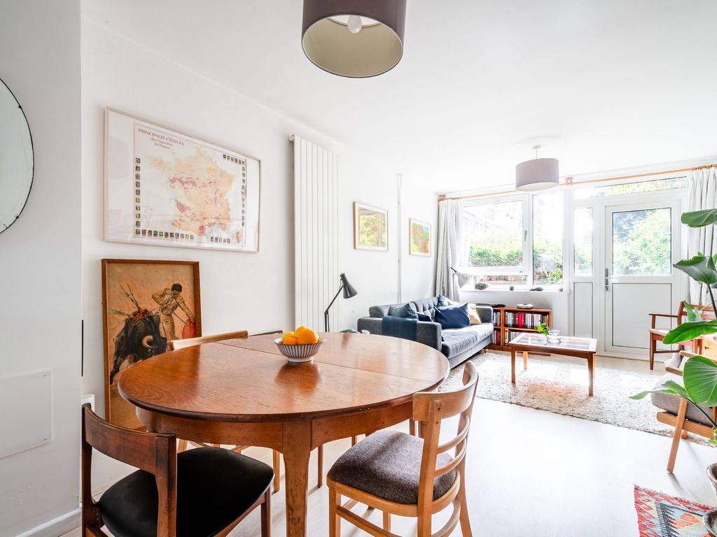 2 bed flat for sale in Pownall Road, London E8, £565,000