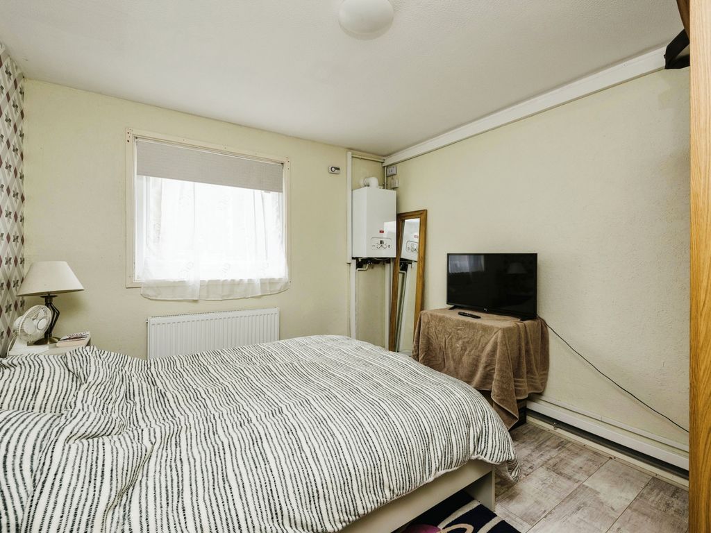 2 bed flat for sale in Brackenfield Square, Northampton NN3, £135,000