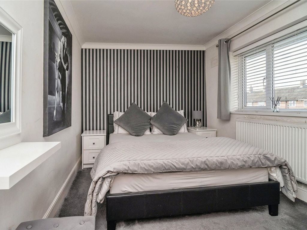 3 bed terraced house for sale in Stapleton Crescent, Rainham RM13, £475,000