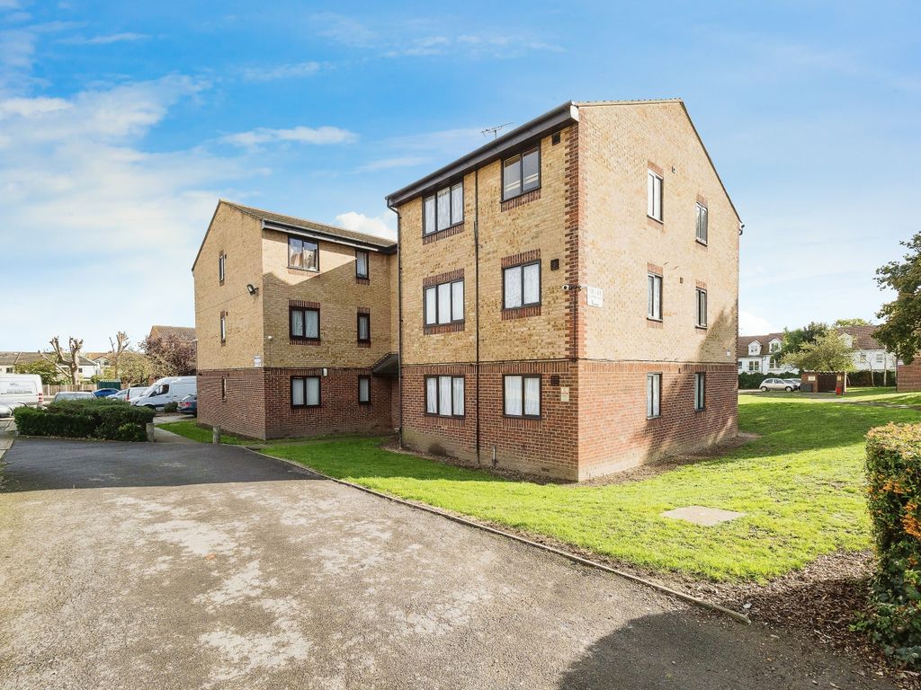 2 bed flat for sale in Plumtree Close, Dagenham RM10, £235,000