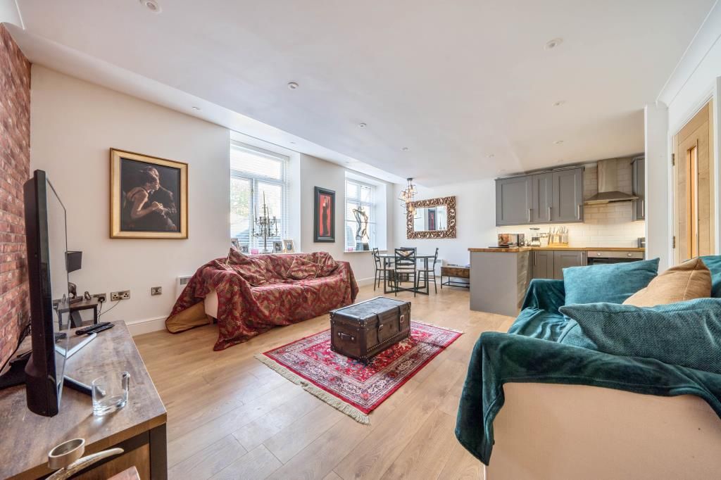 2 bed flat for sale in Woodford Mill, Mill Street OX28, £280,000