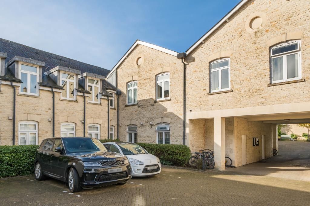 2 bed flat for sale in Woodford Mill, Mill Street OX28, £280,000