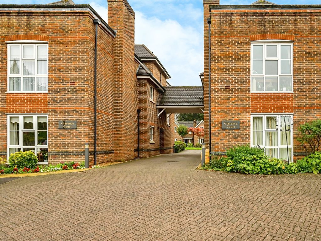 2 bed flat for sale in Forest Close, Wendover, Aylesbury HP22, £465,000