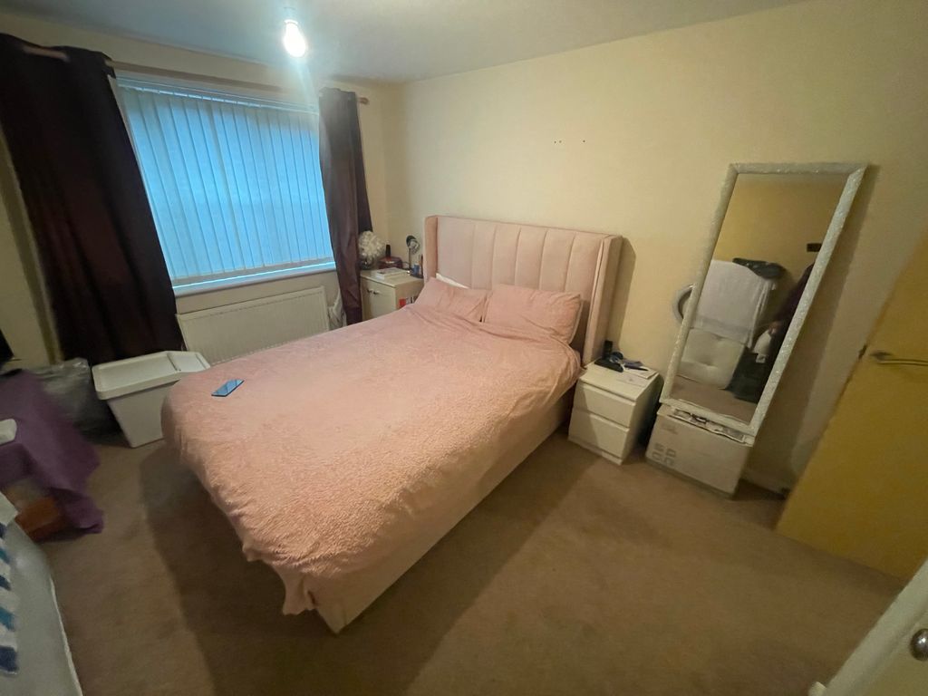 2 bed flat to rent in Harrington Croft, West Bromwich B71, £850 pcm