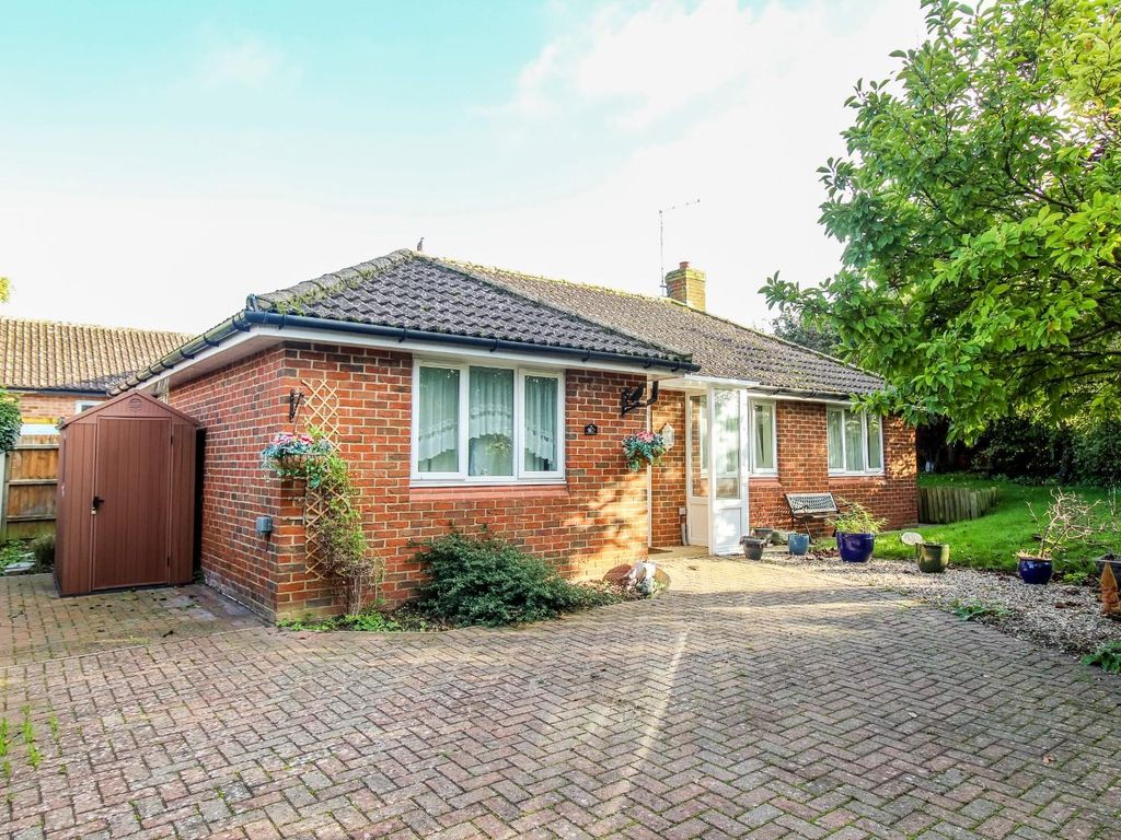 2 bed bungalow for sale in High Street, Great Abington, Cambridge CB21, £400,000