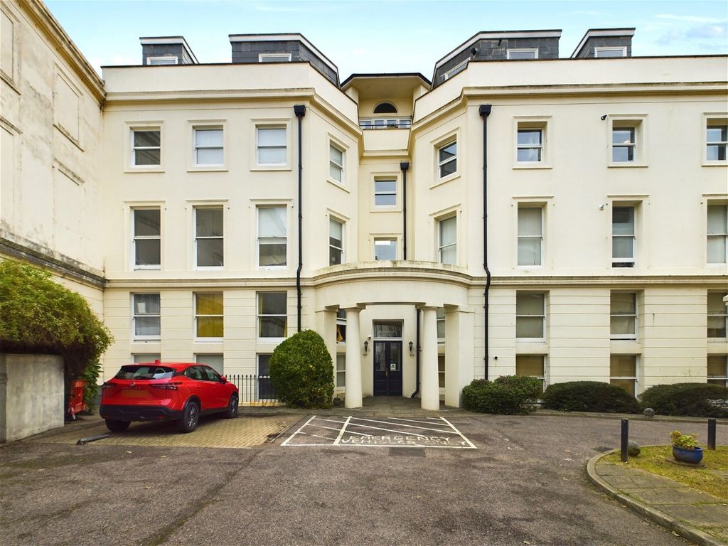 2 bed flat for sale in Montpelier Road, Brighton BN1, £395,000