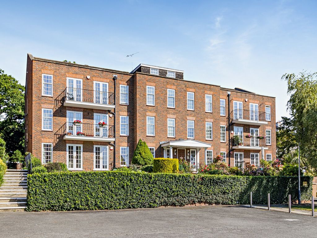3 bed flat for sale in Ashurst Close, Northwood HA6, £799,950