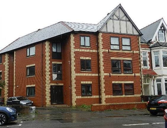 2 bed flat to rent in Bryant Court, Penylan Road, Roath, Cardiff CF24, £1,200 pcm