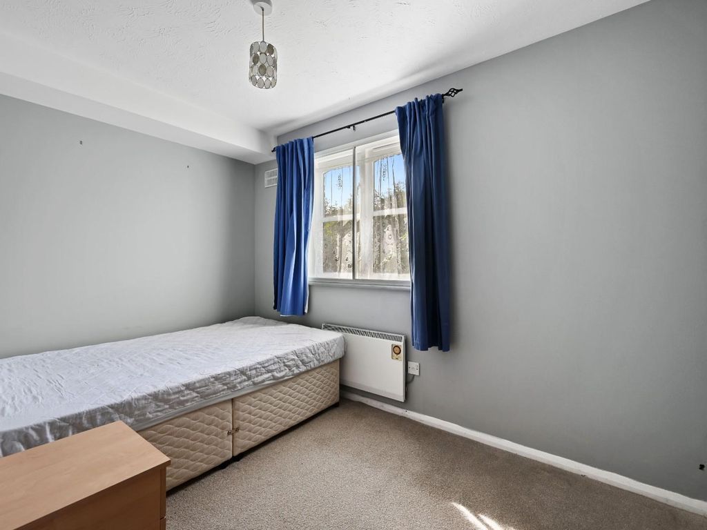 2 bed flat for sale in Stirling Grove, Hounslow TW3, £299,999