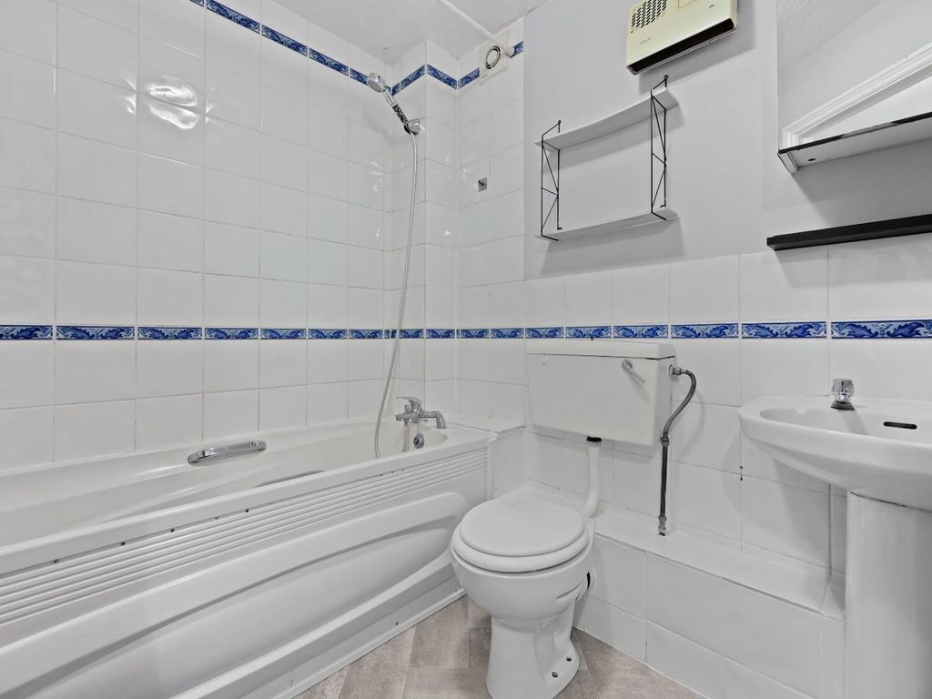 2 bed flat for sale in Stirling Grove, Hounslow TW3, £299,999