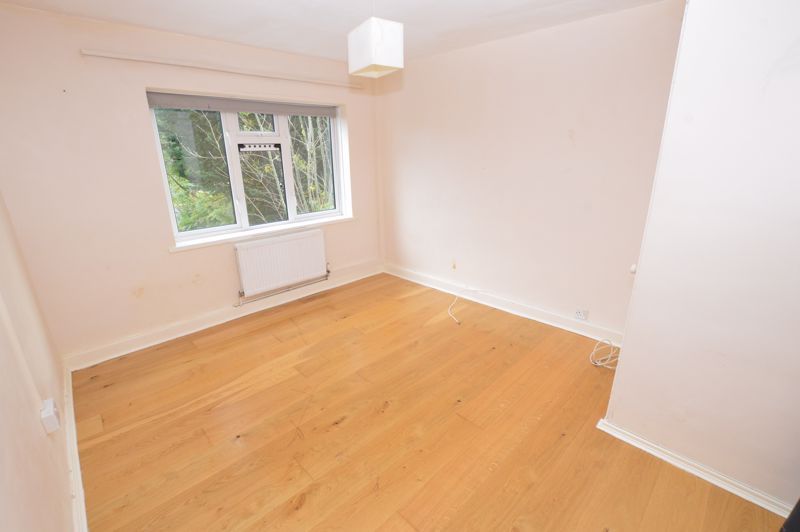 1 bed flat for sale in Cabell Road, Guildford GU2, £200,000