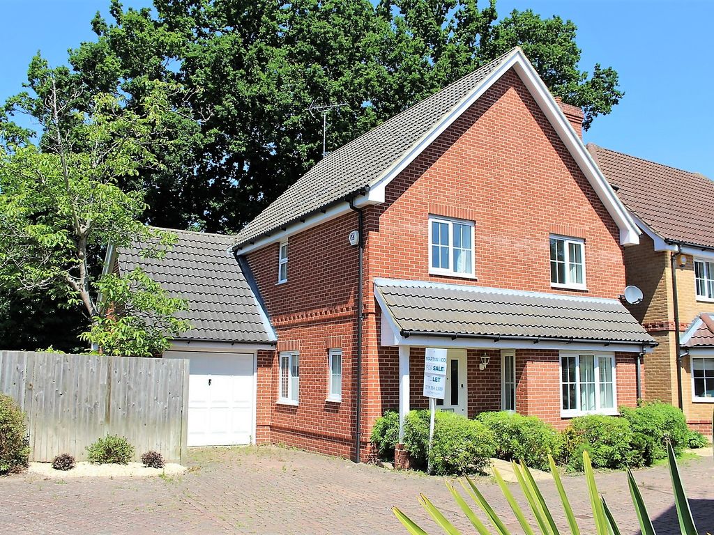 4 bed detached house to rent in Evesham Place, Wokingham RG41, £2,150 pcm