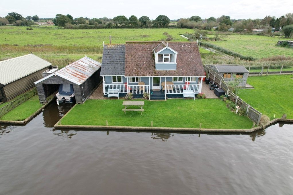 3 bed detached house for sale in Riverside, Repps With Bastwick NR29, £395,000