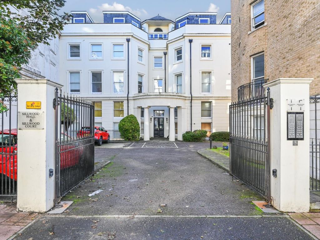2 bed flat for sale in Montpelier Road, Brighton BN1, £395,000