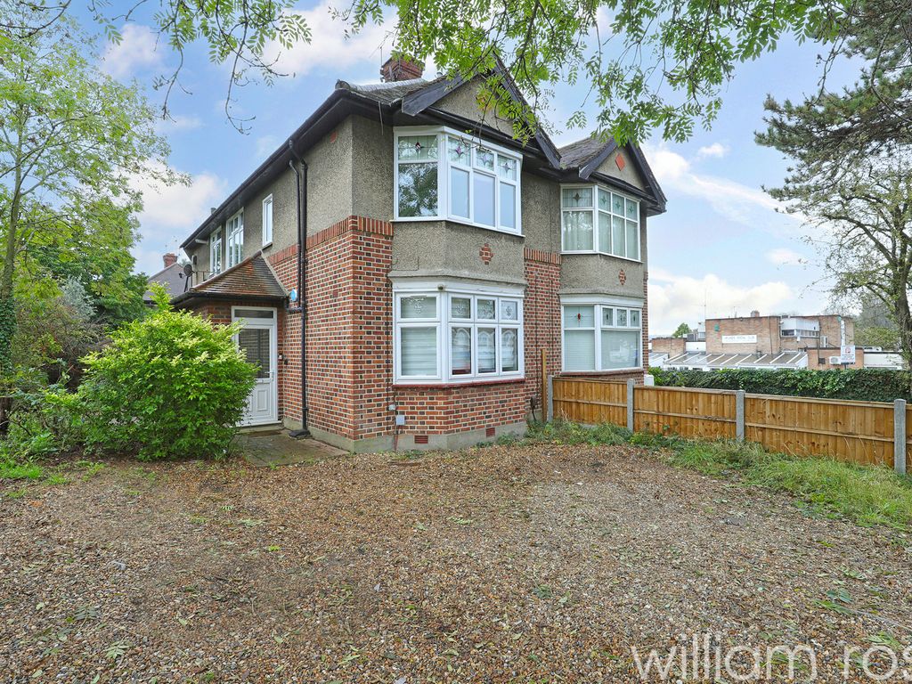 2 bed flat for sale in Green Walk, Woodford Green IG8, £375,000