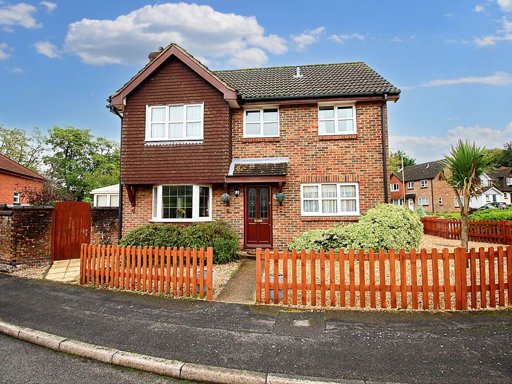 4 bed detached house for sale in Gatcombe Gardens, West End SO18, £400,000