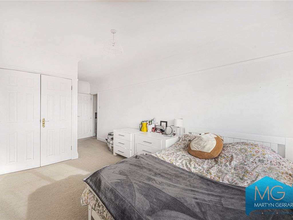 5 bed detached house for sale in The Croft, Barnet EN5, £1,350,000