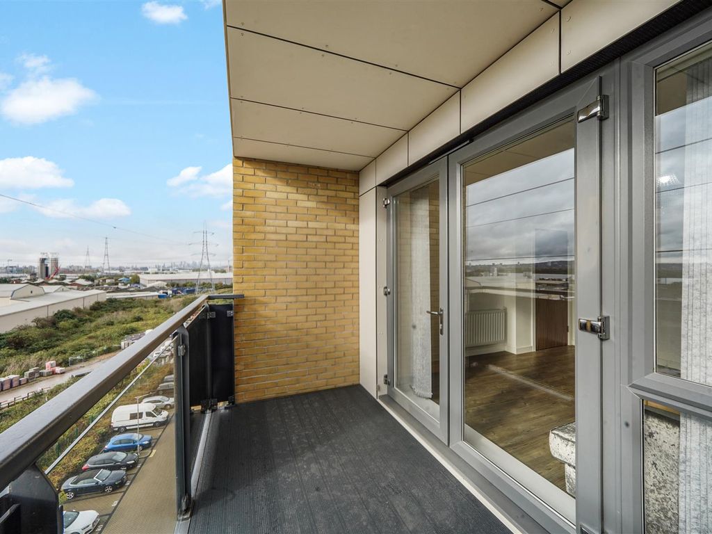1 bed flat for sale in Handley Page Road, Barking IG11, £245,000