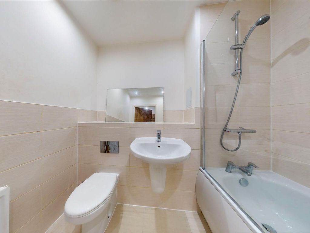 1 bed flat for sale in Handley Page Road, Barking IG11, £245,000