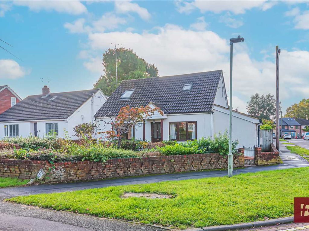 4 bed bungalow for sale in Hatch Ride, Crowthorne RG45, £500,000