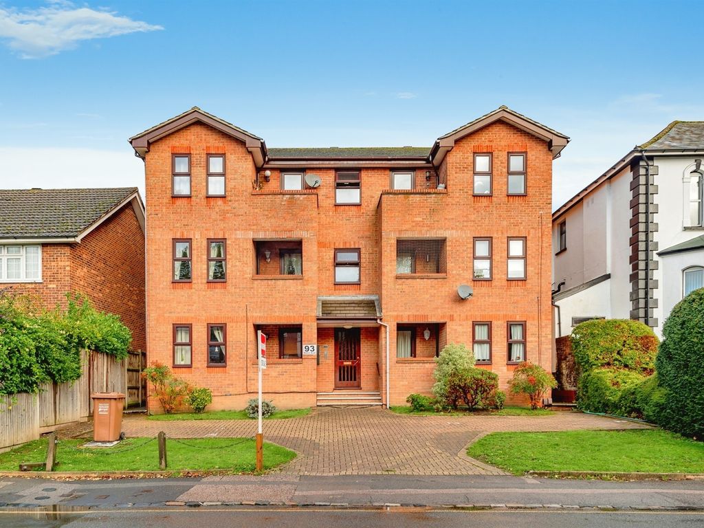 2 bed flat for sale in Station Road, Redhill RH1, £275,000