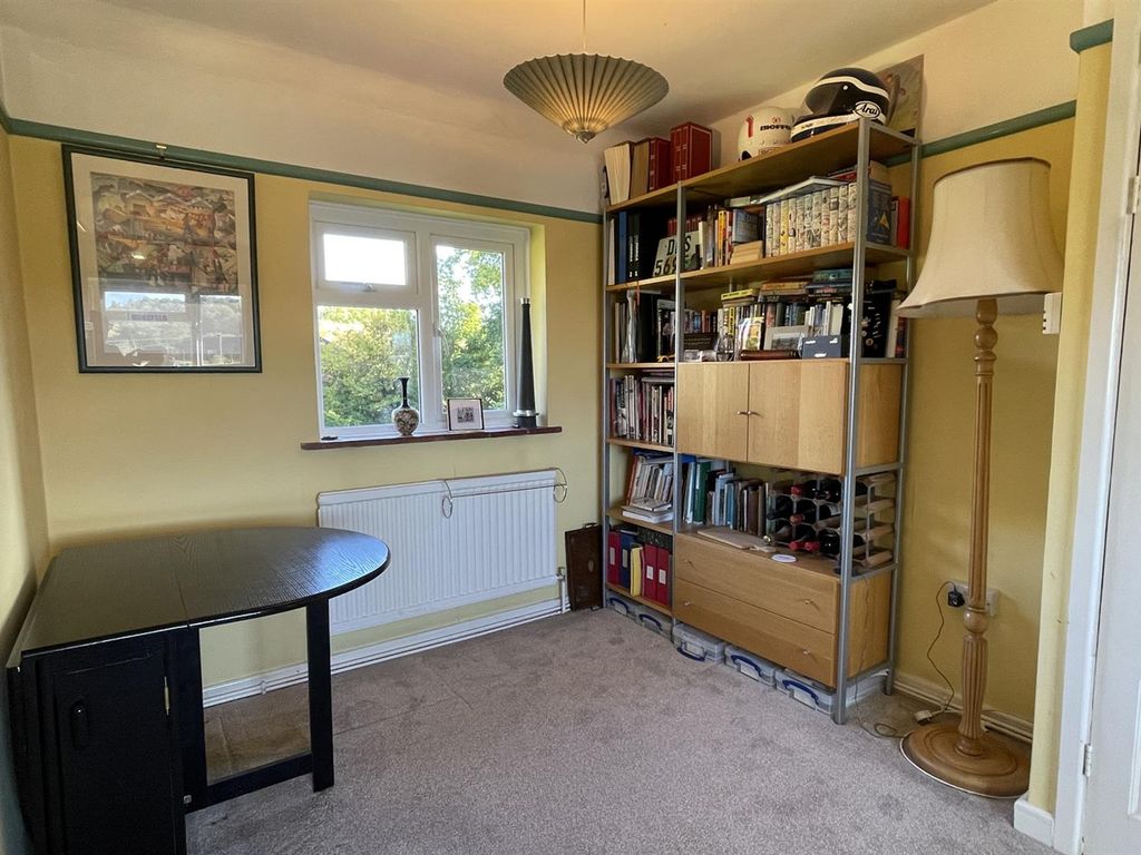 2 bed flat for sale in Amberley Road, Milford, Godalming GU8, £315,000