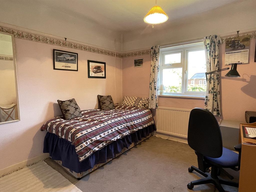 2 bed flat for sale in Amberley Road, Milford, Godalming GU8, £315,000