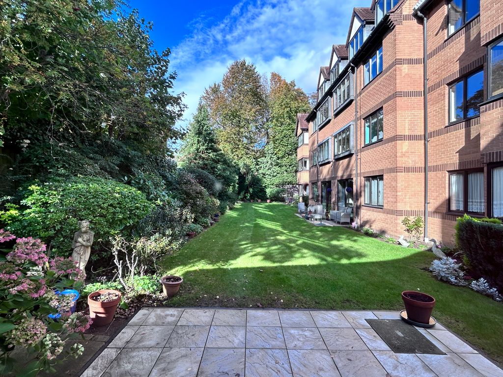 1 bed flat for sale in High Road, London E18, £210,000