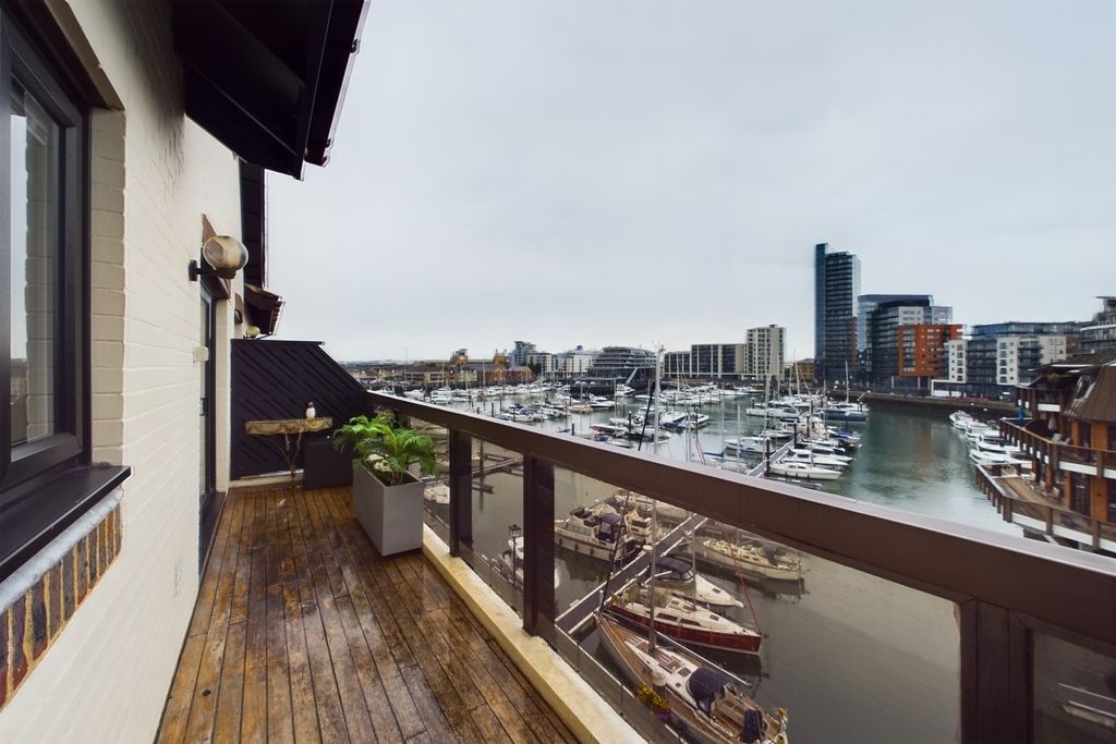 3 bed penthouse for sale in Channel Way, Ocean Village, Southampton SO14, £775,000