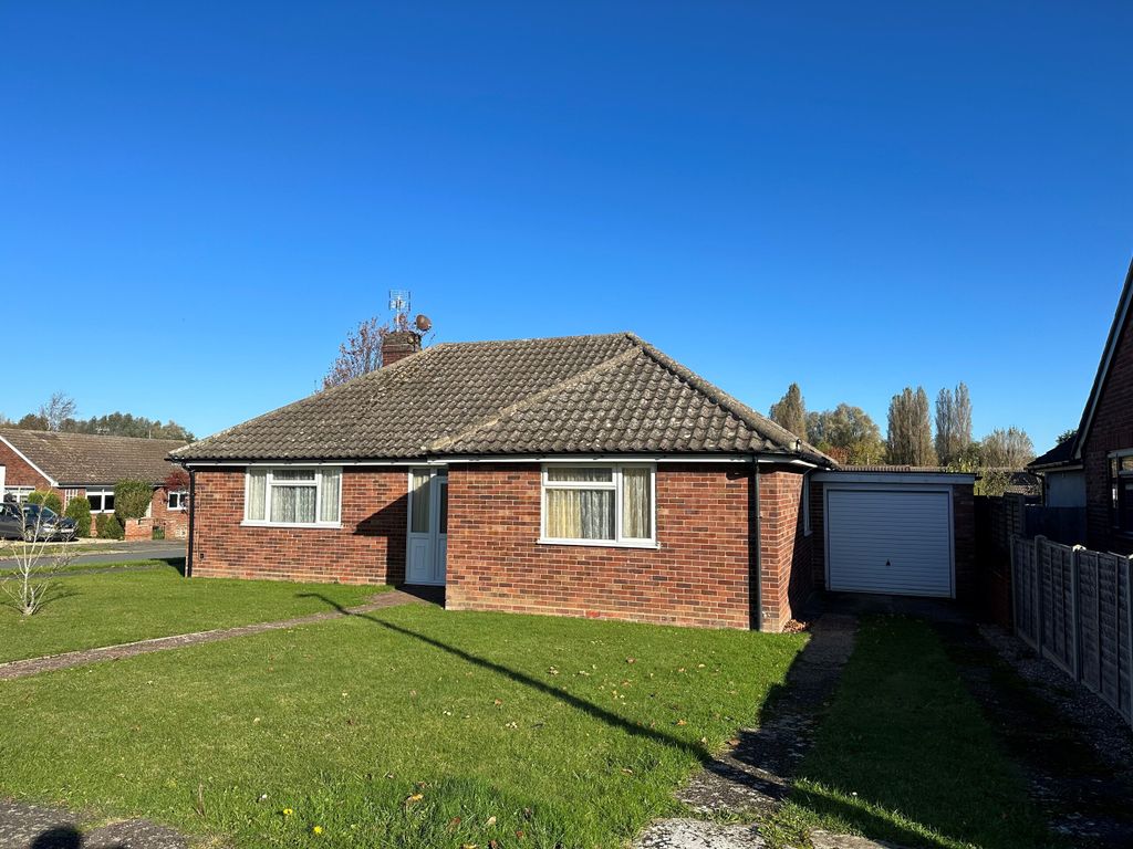 3 bed detached bungalow for sale in Baldwin Road, Stowmarket IP14, £320,000