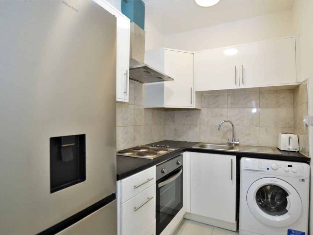 1 bed flat to rent in Twickenham Road, Isleworth TW7, £1,300 pcm