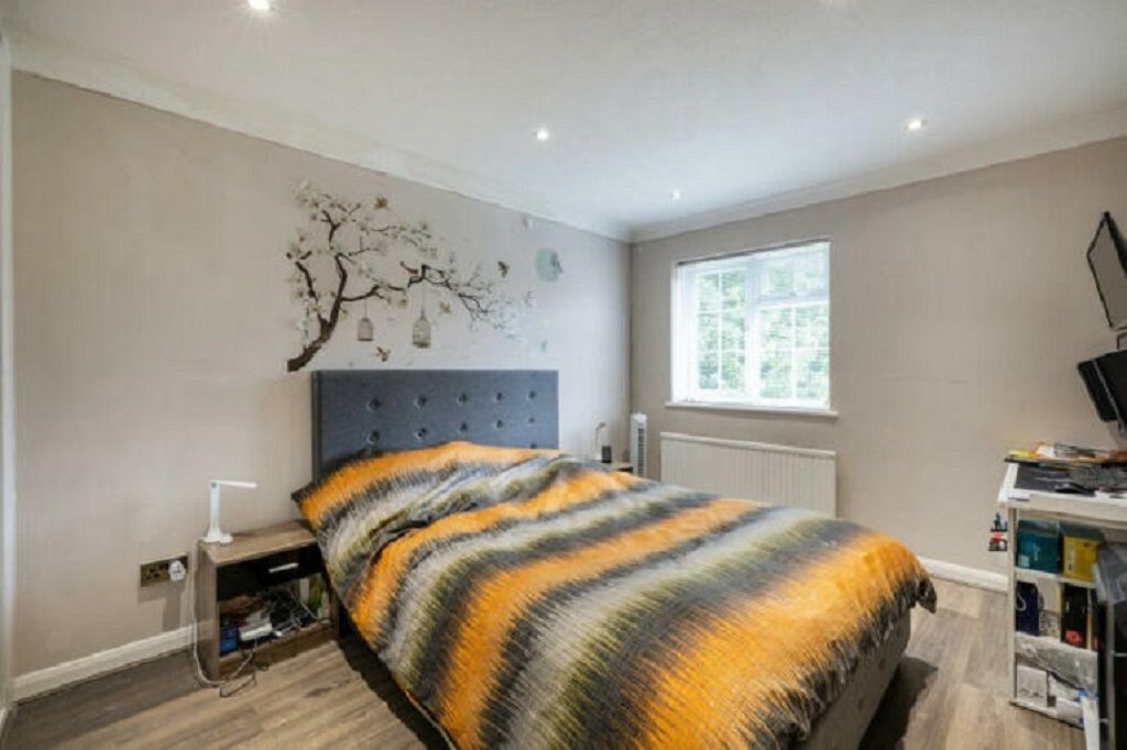 2 bed flat for sale in Station Road, Lingfield RH7, £270,000