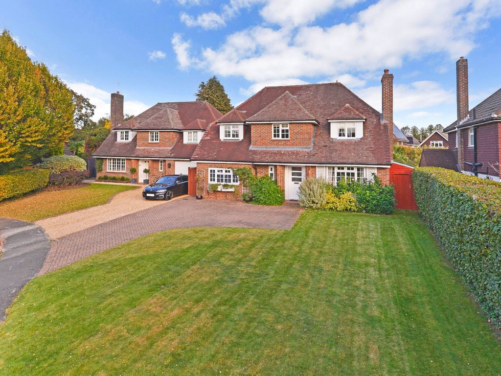 4 bed detached house for sale in Godalming, Surrey GU7, £1,100,000