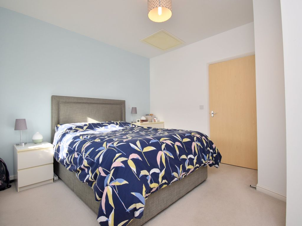 2 bed flat for sale in Saturn Way, Biggleswade SG18, £270,000