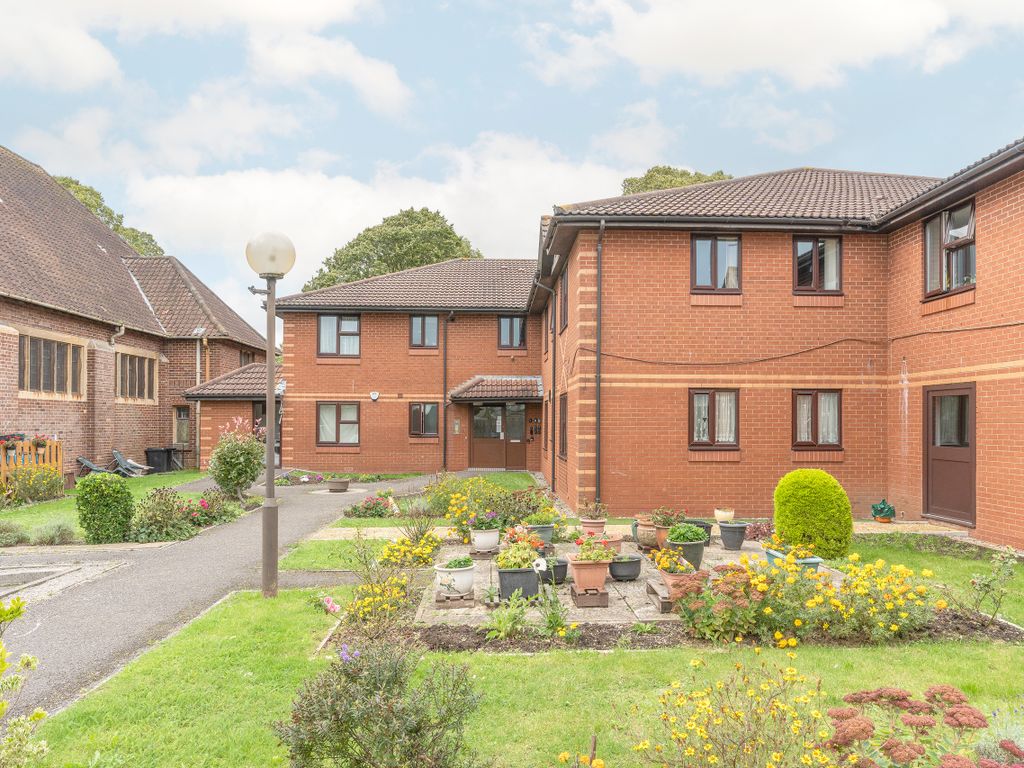 2 bed flat for sale in Wellgarth Court, Knowle, Bristol BS4, £180,000