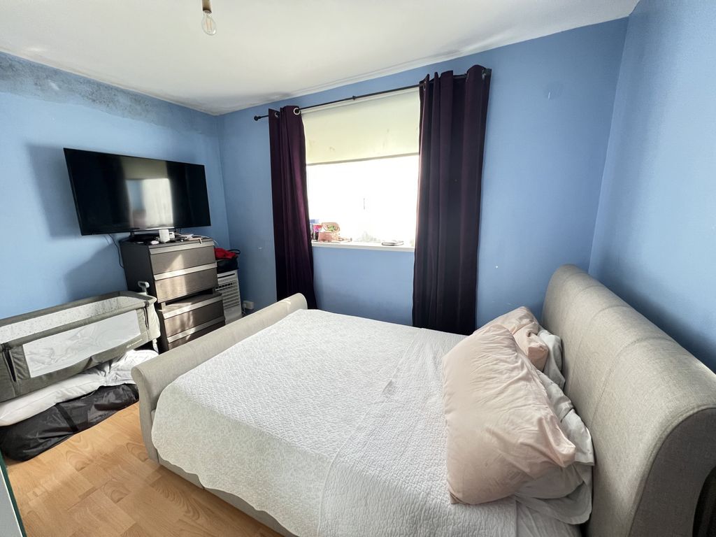 2 bed flat for sale in Ampleforth Road, London SE2, £249,950