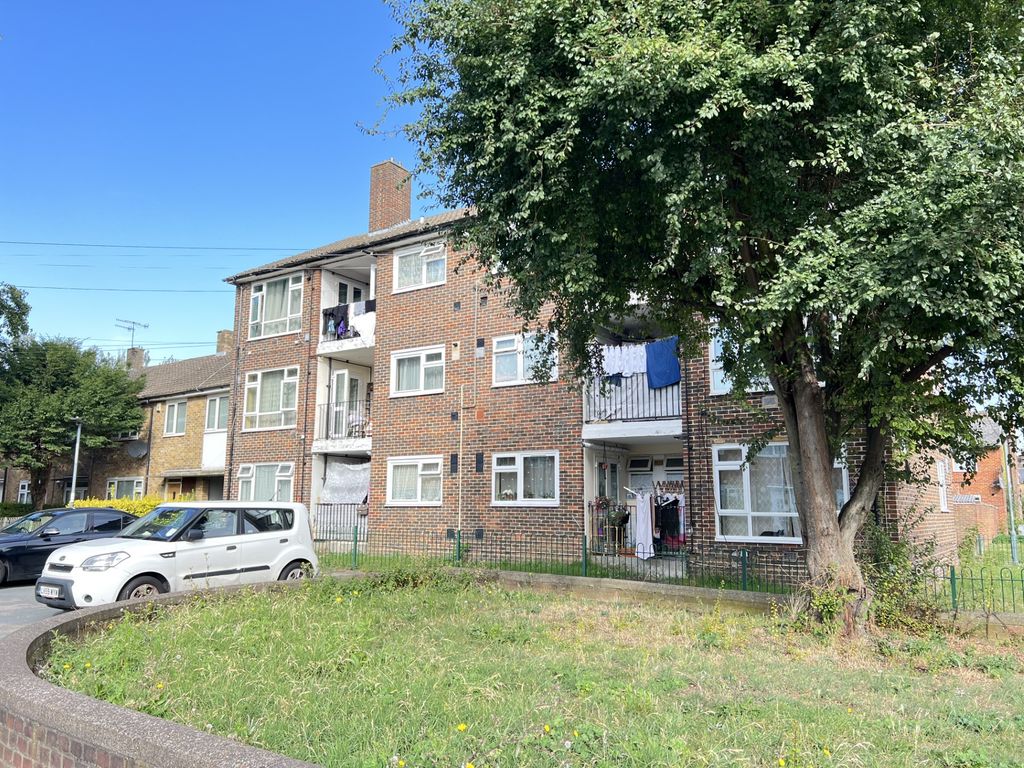 2 bed flat for sale in Ampleforth Road, London SE2, £249,950