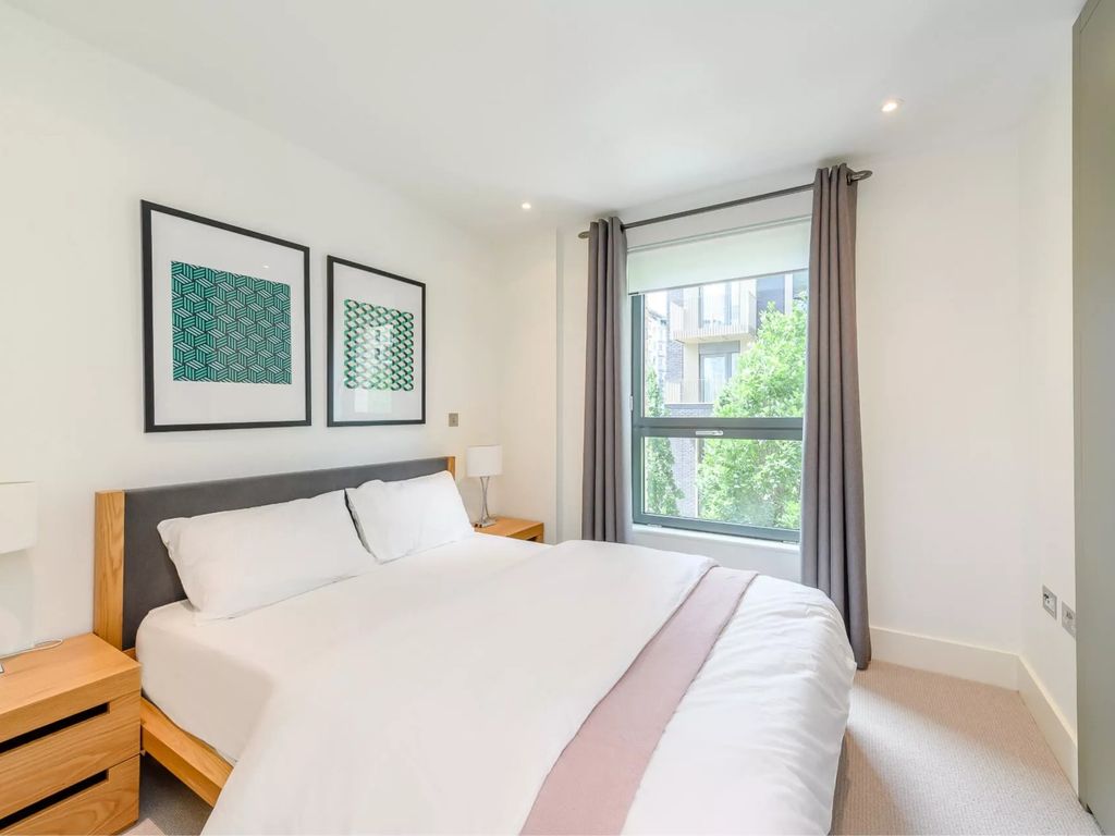 2 bed flat to rent in Elvin Gardens, Wembley HA9, £2,500 pcm