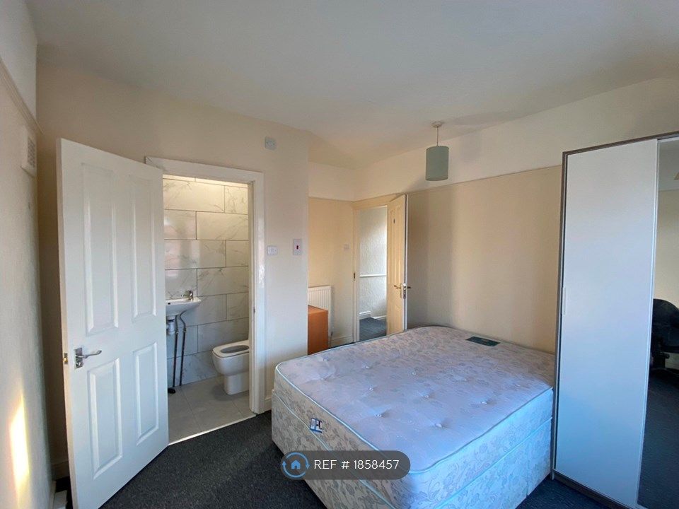 4 bed semi-detached house to rent in Brentbridge Road, Manchester M14, £2,080 pcm
