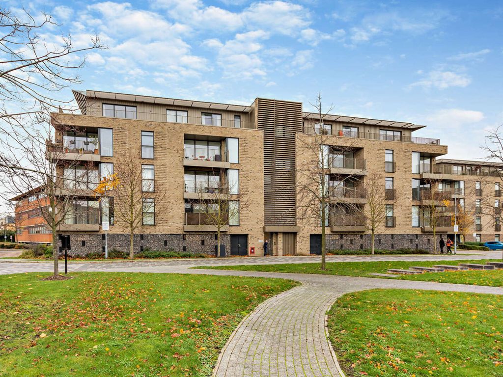 2 bed flat to rent in Fellows House, Lilywhite Drive, Cambridge CB4, £1,800 pcm